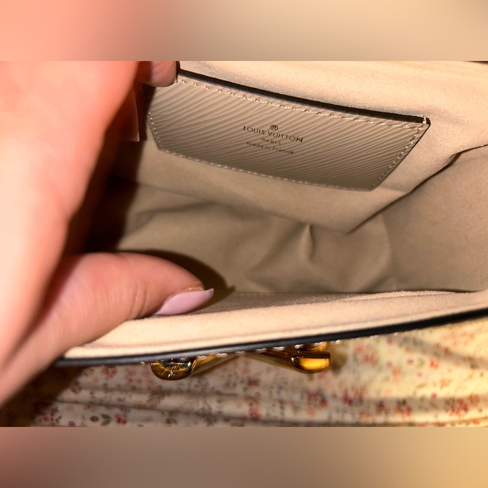 Elegant Cream Handbag - Picture 8 of 11